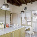 Jasny mech - takim kolorem zostały pomalowane szafki kuchenne.