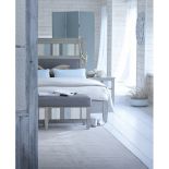 Jasny, pastelowy błękit i odcienie szarości wyciszają i delikatnie chłodzą klimat sypialni. Na zdjęciu łóżko