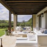 Jasny, przestronny dom na wzgórzach w północnej Hiszpanii. Nowy dom pełen antyków, które tworzą wyjątkowy klimat.