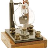 Jeden z pierwszych odbiorników skonstruowany na początku XX w. przez amerykańskiego wynalazcę Lee De Foresta, fot. FORUM