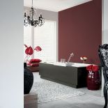 Jedna ściana w kolorze burgunda, pozostałe bladoszare. To propozycja do łazienki marki CAPAROL.