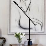 Jedną ze ścian zdobi grafika z kobiecym aktem.