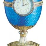 Jedno z największych jajek Fabergé - ma ponad 30 cm wysokości, zdobione błękitną emalią.