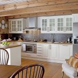 Jednym z nielicznych odstępstw od prowansalskiej normy są krzesła przy jadalnianym stole - tak zwane