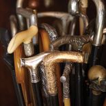 Jednym ze znaków rozpoznawczych Jacka Dehnela jest laseczka. Obowiązkowo też melonik i mucha.