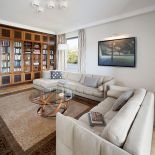 Jedwabisty perski ręcznie tkany dywan w perłowo-gołębim odcieniu i beżowe włoskie kanapy firmy Polaris z