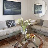 Jedwabisty perski ręcznie tkany dywan w perłowo-gołębim odcieniu i beżowe włoskie kanapy firmy Polaris z