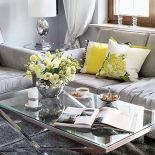 Jedwabne, kwieciste poduszki - Designers Guild. Stolik, lustro, lampy - Eichholtz.