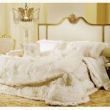 Jedwabne poduszki i satynowa narzuta będą idealne. Tkaniny Gemma firmy Lady Laura. ORIGINE ITALIA