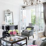 Jedwabne zasłony, szara wełenka na fotelach to Colefax Flower. Nowoczesna klasyka - takie są meble z Mis en