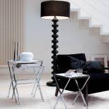 Jedwabny abażur (dostępny w trzech kolorach) na drewnianej podstawie matowej – 1128 euro, z połyskiem – 1488 euro. STUDIO