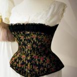 Jedwabny gorset na fiszbinach, 1800 r., Fashion Museum, Bath, Anglia.