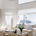 Jedyną ozdobą jest roleta rzymska. Gdy jest podniesiona - do wnętrza wpada mnsóstwo naturalnego światła.