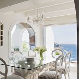 Jedyny deseń w domu to marynarskie, biało-niebieskie albo beżowo-błękitne pasy. A jedyne odstępstwo od tej