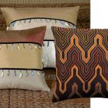 Jesienna kolekcja włoskiej firmy Etro Home. Jedwabne poduszki ozdobiono koralikami z masy perłowej. Cena - 650 zł/szt. MOOD