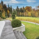 Ten jesienny ogród sprawia wrażenie, jakby był wyrzeźbiony w terenie. Zachwyca kolorami. O tej porze