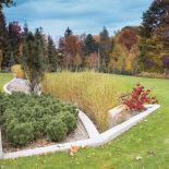 Ten jesienny ogród sprawia wrażenie, jakby był wyrzeźbiony w terenie. Zachwyca kolorami. O tej porze