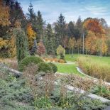 Ten jesienny ogród sprawia wrażenie, jakby był wyrzeźbiony w terenie. Zachwyca kolorami. O tej porze