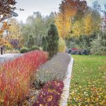 Na bliższych planach celowo posadzono rośliny o intensywnych barwach, dalej delikatniejsze, aby optycznie