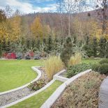 Ten jesienny ogród sprawia wrażenie, jakby był wyrzeźbiony w terenie. Zachwyca kolorami. O tej porze