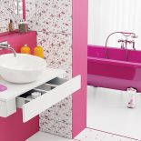 Jeśli biel i róż są dla nas za słodkie, wybierzmy np. fiolet. Lakierowane meble z serii Sabrina mogą mieć