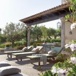 Jeśli gdziekolwiek na ziemi jest raj, to Bettina właśnie go znalazła. W swoim domu na Majorce, w małej wsi