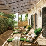 Jeśli gdziekolwiek na ziemi jest raj, to Bettina właśnie go znalazła. W swoim domu na Majorce, w małej wsi