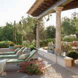 Jeśli gdziekolwiek na ziemi jest raj, to Bettina właśnie go znalazła. W swoim domu na Majorce, w małej wsi