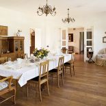 Jeśli świecznik, to wielki, jeśli wazon, to ogromny.