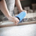 Jeśli wielkim wałkiem nie wygniecie się pęcherzyka powietrza na samym początku pracy, to gdy zacznie