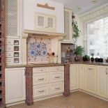 Jesne meble świetnie się komponują z ceglanymi wykończeniami.