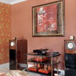 Jest kolorowo i przytulnie, na ścianach wisi sztuka współczesna.