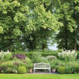 Jest możliwy. Właścicielka zostawiła ławki do odpoczynku.