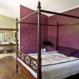 Jest otwarta na łazienkę. Pracownia w modernistycznym domu