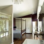 Jest otwarta na łazienkę. Pracownia w modernistycznym domu