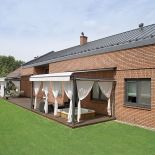 Jest urządzony jak letni pokój, a nawet dwa - jadalnia i salon kąpielowy.