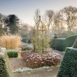 Jeżeli chwyci mróz i pojawi się szadź, ogród przeistacza się w prawdziwy cud natury.