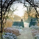 Jeżeli chwyci mróz i pojawi się szadź, ogród przeistacza się w prawdziwy cud natury.