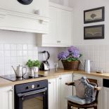 Joanna - projektantka - sama wymyślila szafki, a stól i krzesłą znalazła na starociach.