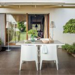 Joanna zrezygnowała z drewnianych mebli na rzecz łatwych w utrzymaniu: plastiku, szkła i aluminium. Do