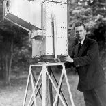 John Logie Baird (1888-1946), telewizyjny pionier ze swoim wynalazkiem – kamerą Noctovisor