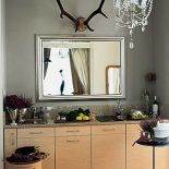 Jola lustra wiesza wszędzie- nawet w kuchni. Przypominają jej zamkowe sale, a przy okazji powiększają wnętrza.