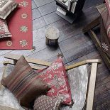 Już drugie pokolenie Freyów kontynuuje piękną tradycję - poduszki na podłodze są z tkanin Ecrins (83 euro/szt.). Dywanik w