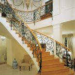 Już od wejścia dom otwiera się jasną przestrzenią holu wysokiego na dwa piętra, z imponującymi, miękko pnącymi się schodami.