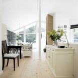 Już z holu roztacza się piękny widok na ogród.