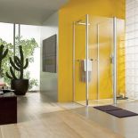 Kabina In-Out firmy Vismaravetro ma wahadłowe drzwi. Do wyboru 8 rodzajów szkła. Cena - od 8000 zł. Dwupoziomowy brodzik