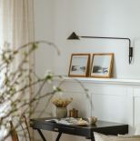 kącik biurowy w salonie w mieszkaniu w bloku