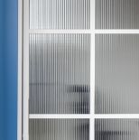 ryflowana szyba dzieląca domowe biuro i sypialnię