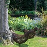 Kaczki-rzeźby zrobione z wikliny tworzą sielską atmosferę.