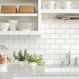 Kafelki na ścianie przypominają te, które można zobaczyć w nowojorskim metrze.